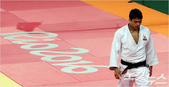 남자유도90kg급의세계랭킹1위곽동한은리우올림픽준결승에서세계랭킹5위선수에절반두개를내주고금메달도전이좌절됐다.(올림픽사진공동취재단)