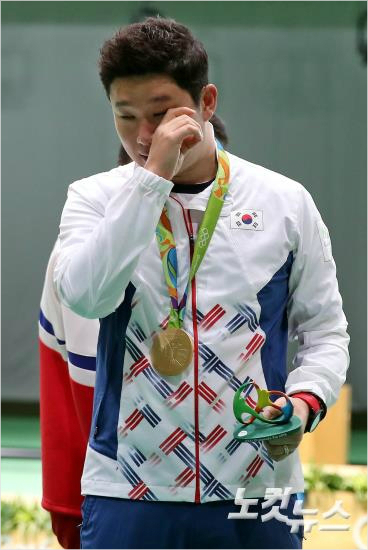 진종오선수가10일오후(현지시간)브라질리우데자네이루데오도루올림픽사격장에서열린남자50m권총시상식에서눈물을훔치고있다(올림픽사진공동취재단)