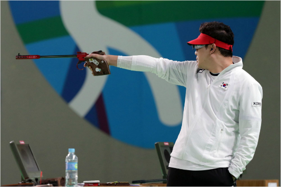 사격대표진종오가11일오전(한국시각)브라질리우데자네이루데오도루올림픽사격장에서열린남자50m권총결선에서금메달을확정짓는마지막발을쏘고있다.(올림픽사진공동취재단)