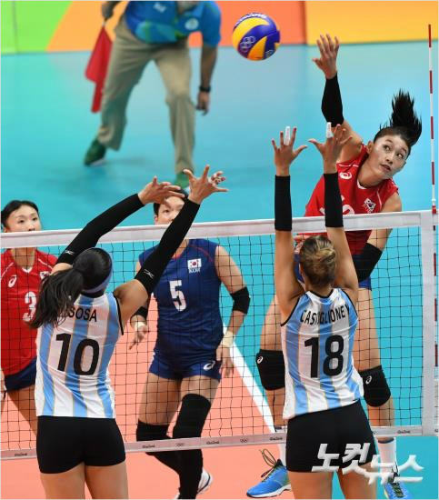 10일오후(현지시간)브라질리우데자네이루마라카나징유경기장에서열린2016리우올림픽여자배구한국과아르헨티나의경기에서김연경이공격을시도하고있다.(리우데자네이루=올림픽사진공동취재단)