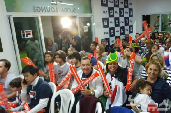 한국여자핸드볼팀과네덜란드가맞붙은11일(한국시간)리우에서브라질현지인들이TV중계를보며한국팀을열렬히응원하고있다.이들은한국팀이자국팀인것처럼시종일관응원을멈추지않았다.(사진)리우데자네이루=CBS노컷뉴스박지환기자