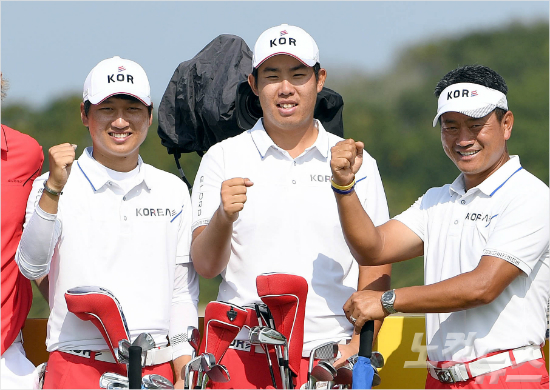 안병훈선수가9일(현지시간)브라질리우데자네이루바하올림픽골프코스에서열린남자골프연습라운드9번홀에서최경주(오른쪽),감독안병훈(가운데),왕정훈선수가선전을다짐하며화이팅을하고있다(올림픽사진공동취재단).