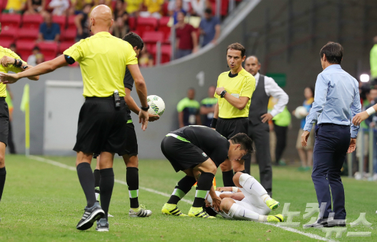 축구대표황희찬이10일오후(현지시간)2016년리우올림픽남자축구C조3차전멕시코전이열린브라질브라질리아ManeGarrinchaStadium(마네가힌샤경기장)에서멕시코선수와겹쳐넘어지자멕시코선수가사이드라인으로밀어버리고있다.(사진=리우올림픽사진공동취재단)