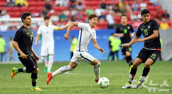 축구대표손흥민이10일오후(현지시간)2016년리우올림픽남자축구C조3차전멕시코전이열린브라질브라질리아마네가린샤경기장에서패스를시도하고있다.(사진=리우올림픽사진공동취재단)
