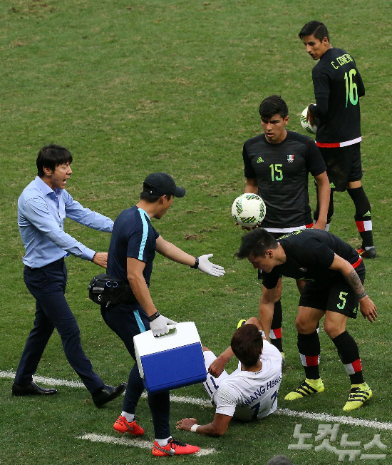 10일오후(현지시간)브라질리아마네가린샤경기장에서열린2016리우데자네이루올림픽남자축구C조3차전멕시코와의경기에서멕시코선수들이넘어진황희찬을라인밖으로밀고있다.(사진=리우올림픽사진공동취재단)