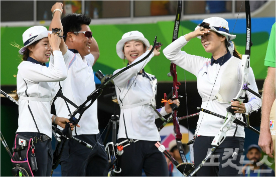 여자양궁장혜진(왼쪽부터),최미선,기보배가지난7일오후(현지시간)브라질리우데자네이루마라카낭삼보드로무양궁장에서열린2016리우올림픽양궁여자단체전결승전에서러시아에승리해금메달을확정짓고양창훈감독과환호하고있다.(올림픽사진공동취재단)