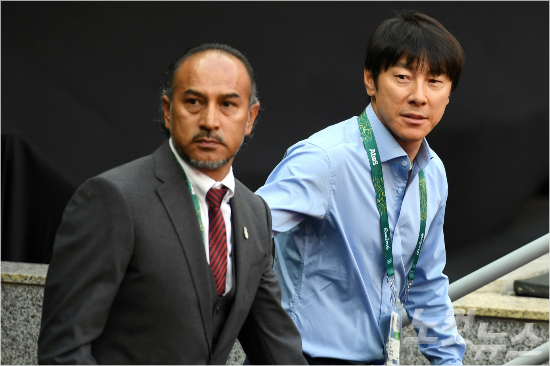 11일(한국시간)리우올림픽남자축구C조3차전이열린브라질리아마네가린샤경기장에멕시코라울구티에레스감독과한국신태용감독이입장하고있다(올림픽사진공동취재단).