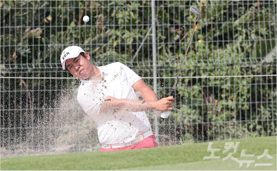 골프안병훈선수가지난9일오전(현지시간)브라질리우바하올림픽골프코스에서최경주감독,왕정훈선수와연습라운딩을돌며벙커샷을하고있다.(올림픽사진공동취재단)