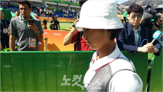 북한강은주가11일(한국시각)리우데자네이루올림픽양궁여자개인전16강전에서장혜진에분패한뒤굳은표정으로경기장을빠져나가고있다.(리우=노컷뉴스)