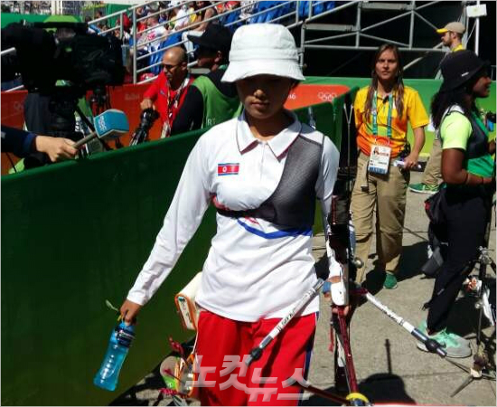 '아무말마시라요'북한강은주가11일(한국시각)리우데자네이루올림픽양궁여자개인전16강전에서장혜진에진뒤굳은표정으로경기장을빠져나가고있다.(리우=노컷뉴스)