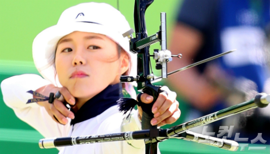 한국여자양궁대표팀의주장장혜진이12일(한국시각)'2016리우올림픽'양궁개인전에서팀동료기보배를꺾고결승무대에진출했다.(올림픽사진공동취재단)