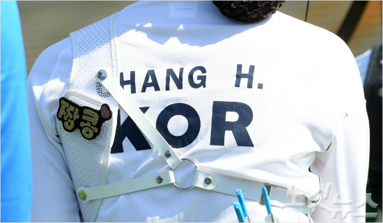 5일오후(현지시간)브라질리우데자네이루마라카낭삼보드로무양궁장에서열린2016리우올림픽양궁여자개인전랭킹라운드에서장혜진선수의장비에불어있는문구가눈길을끌고있다.(리우=올림픽사진공동취재단)