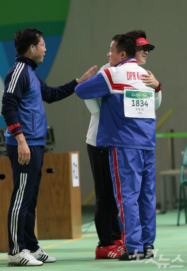 사격대표진종오가10일오전(현지시간)브라질리우데자네이루데오도루올림픽사격장에서열린남자50m권총결선에서금메달을확정짓고북한김성국과베트남후앙후반빈의축하를받고있다.(올림픽사진공동취재단)
