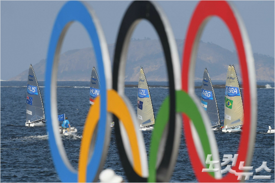 국제올림픽위원회는리우올림픽의수상종목경기가열리는리우데자네이루의구아나바라만의심각한수질오염에도안전기준을통과했다는이유로대회를강행했다.(올림픽사진공동취재단)