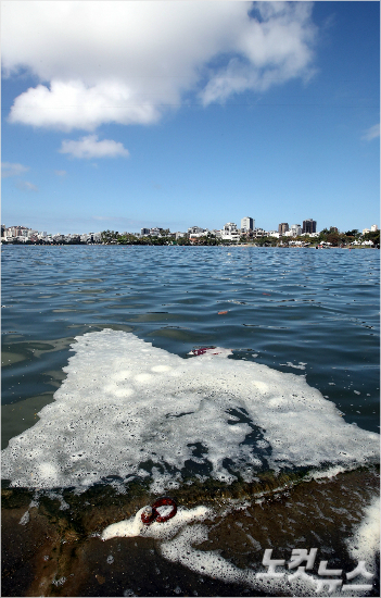 요트등리우올림픽수상종목이열리는구아나바라만은심각한수질오염으로선수들의건강을위협하고있다.(올림픽사진공동취재단)