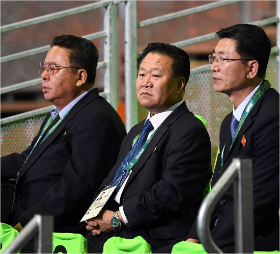 최룡해북한노동당중앙위부위원장이7일오후(현지시각)브라질리우데자네이루리우센트로파빌리온에서열리는역도경기를관전하고있다.(올림픽사진공동취재단)