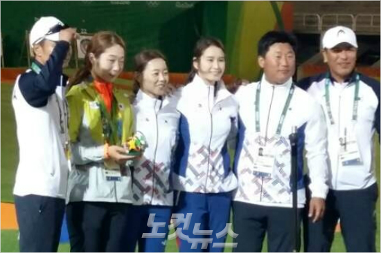 '미선아,이제웃어'12일(한국시각)리우데자네이루올림픽에서단체전과개인전을석권한여자양궁대표팀한승훈코치(왼쪽부터),최미선,장혜진,기보배,양창훈감독,문형철총감독이시상식뒤기념촬영을하고있다.(리우=노컷뉴스)