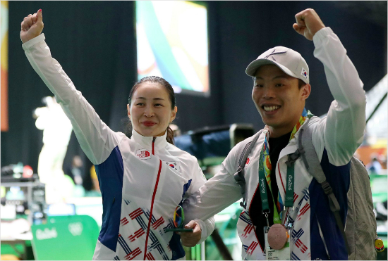 8일(한국시각)브라질리우데자네이루바하리우센트로파빌리온경기장에서열린역도여자53Kg급경기에서동메달을차지한윤진희가남편원정식선수와함께기뻐하고있다.(올림픽사진공동취재단)