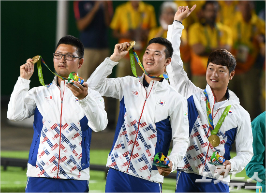 양궁남자단체전에서금메달을목에건한국선수들은개인전에서도금메달에도전한다.세계랭킹1위김우진의조기탈락이아쉽지만구본찬,이승윤(이상왼쪽부터)의결승맞대결을목표로한다,(올림픽사진공동취재단)