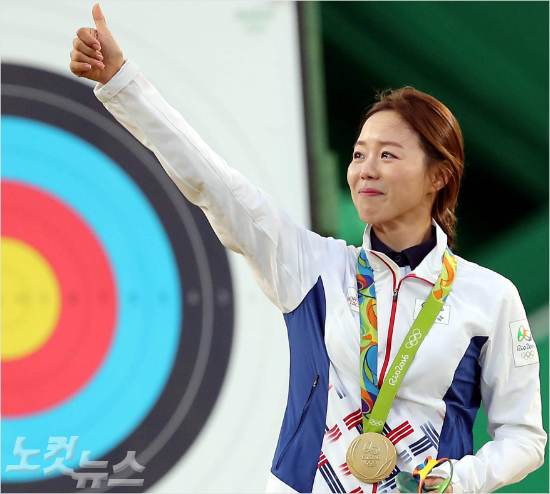 양궁대표팀장혜진이12일(한국시간)브라질리우데자네이루마라카낭삼보드로무양궁장에서열린2016리우올림픽양궁여자개인전금메달을따낸뒤시상식에서엄지를들어보이고있다.(리우데자네이루=올림픽사진공동취재단)