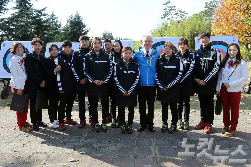 인천아시안게임금메달획득후모교를방문한장혜진선수(맨오른쪽)(사진=계명대제공)