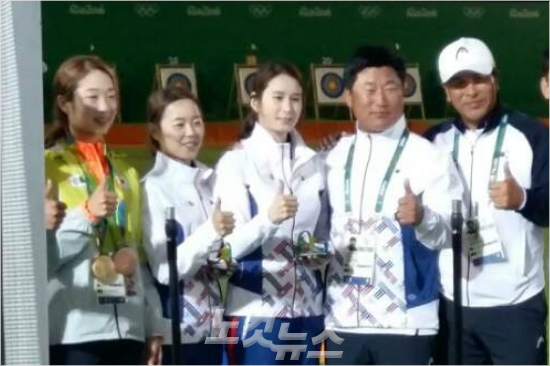 '언니들이걸어줘더값진메달'여자양궁최미선(왼쪽부터)이12일(한국시각)리우데자네이루올림픽개인전에서1,3위를차지한언니장혜진,기보배가걸어준금,동메달을목에걸고양창훈여자팀감독,문형철총감독등과기념촬영을하고있다.(리우=노컷뉴스)