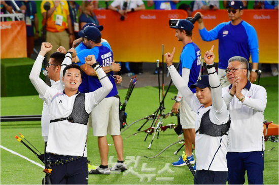 지난7일(한국시각)브라질마라카낭삼보드로무양궁장에서열린2016리우데자네이루올림픽양궁남자단체전에서금메달을차지한한국선수들이환호하는모습.왼쪽부터김우진(왼쪽부터),구본찬,이승윤,박채순감독.(리우=올림픽사진공동취재단)