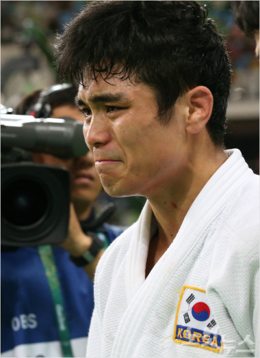리우데자네이루올림픽남자유도-60kg에출전한김원진이6일오후(현지시간)러시아MUDRANOVB선수와의8강전에서패한뒤눈물을흘리며경기장을떠나고있다(올림픽사진공동취재단)