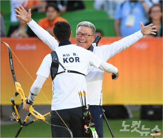 남자양궁구본찬이12일오후(현지시간)브라질리우데자네이루마라카낭삼보드로무양궁장에서열린2016리우올림픽양궁남자개인전금메달을확정지은후박채순감독과환호하고있다.(리우데자네이루=올림픽사진공동취재단)