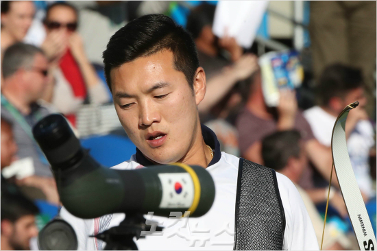 남자양궁구본찬이12일오후(현지시간)브라질리우마라카낭삼보드로무양궁경기장에서열린올림픽8강전에서호주테일러워스와접전을펼치며심각한표정을짓고있다.(리우데자네이루=올림픽사진공동취재단)