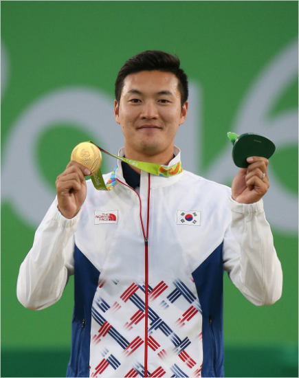 12일오후(현지시간)리우데자네이루마라카낭삼보드로무에서열린남자양궁개인전에서구본찬이금메달을목에걸었다.구본찬이시상대위에서메달을들어보이고있다.(올림픽사진공동취재단)