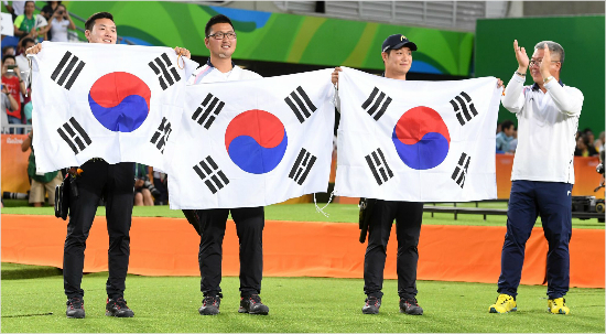 남자양궁단체전결승에서미국을꺾고금메달을획득한남자양궁대표구본찬(왼쪽부터)김우진이승윤이6일오후(현지시각)브라질리우데자네이루마라카낭삼보드로무경기장에서태극기를펼쳐들고기쁨을나누고있다.(올림픽사진공동취재단)