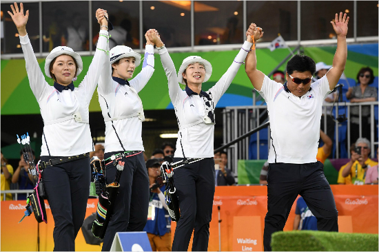 여자양궁장혜진(왼쪽부터),기보배,최미선,양찬훈감독이7일오후(현지시간)브라질리우데자네이루마라카낭삼보드로무양궁장에서열린2016리우올림픽양궁여자단체전결승전에서러시아에승리해금메달을확정짓고환호하고있다.(올림픽사진공동취재단)