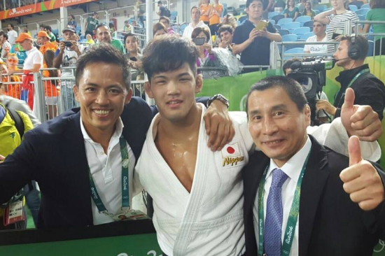 '2016리우올림픽'유도남자73kg급에서금메달을차지한일본의오노쇼헤이(가운데).(사진=일본유도협회트위터캡처)