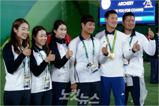 '이게바로양궁어벤져스'최미선(왼쪽부터),장혜진,기보배,이승윤,구본찬,김우진등한국양궁대표팀이13일(한국시각)브라질삼보드로무경기장에서사상첫올림픽전관왕달성을기념하며사진을찍고있다.(리우=노컷뉴스)
