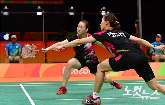 12일(한국시각)브라질리우데자네이루리우센트로파빌리온4에서열린2016리우올림픽배드민턴여자조별리그D조2차전에서독일선수들을상대로공격을하고있다.이경기에서이겨8강진출을확정했다.(올림픽사진공동취재단)