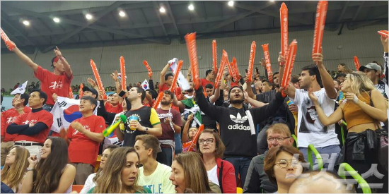 여자핸드볼을응원하는관중들.(리우=박지환기자)