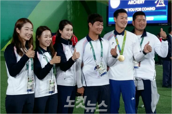'이게바로양궁어벤져스'최미선(왼쪽부터),장혜진,기보배,이승윤,구본찬,김우진등한국양궁대표팀이13일(한국시각)브라질삼보드로무경기장에서사상첫올림픽전관왕달성을기념하며사진을찍고있다.(리우=노컷뉴스)
