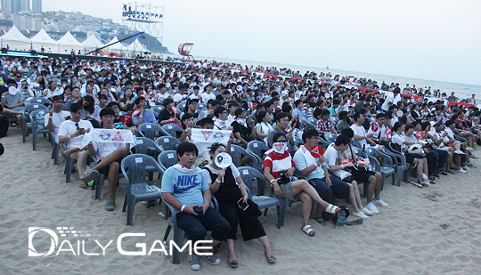 경기장을 찾은 수많은 관람객들