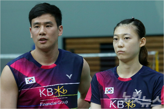 배드민턴팀혼합복식에서조1위로8강에진출한고성현(왼쪽)-김하나조./박종민기자