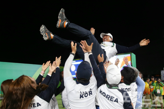 한국남여양궁대표팀선수단에헹가래를받고있는문형철감독.(올림픽사진공동취재단)