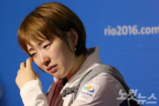 한국여자탁구대표서효원이13일(한국시간)브라질리우데자네이루리오센트로파빌리온3에서열린2016브라질리우올림픽탁구여자단체8강전에서패한뒤눈물을흘리고있다.(올림픽사진공동취재단)