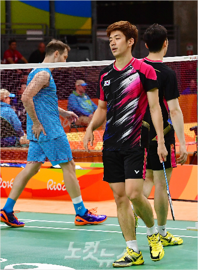 14일(한국시각)브라질바하리우센트로파빌리온4경기장에서열린2016리우올림픽배드민턴남자A조예선마지막경기에서이용대,유연성이러시아에이바노프-소조노프에게패한뒤아쉬운표정을짓고있다.(리우데자네이루=올림픽사진공동취재단)