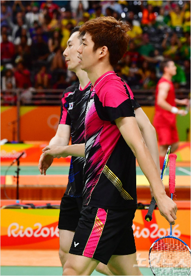 14일(한국시간)브라질바하리우센트로파빌리온4경기장에서열린2016리우올림픽배드민턴남자A조예선마지막경기에서이용대,유연성이러시아에이바노프-소조노프에게패한뒤아쉬운표정을짓고있다.(리우데자네이루=올림픽사진공동취재단)