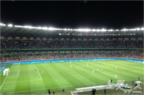 14일브라질벨루오리존치미네이랑경기장의절대다수를차지한관중은브라질팬들이었다.브라질팬들이전반전중반휴대폰조명을켜고그라운드를비추고있다(사진=노컷뉴스)