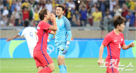 14일브라질벨루오리존치의미네이랑경기장에서열린온두라스와리우올림픽축구남자8강전에서선제골을허용한한국올림픽축구대표팀선수들과온두라스의희비가엇갈리고있다.(올림픽사진공동취재단)