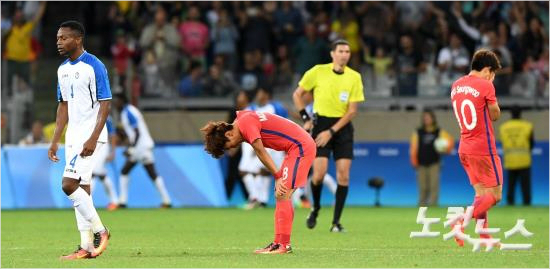 4강진출이좌절된축구대표팀.(올림픽사진공동취재단)