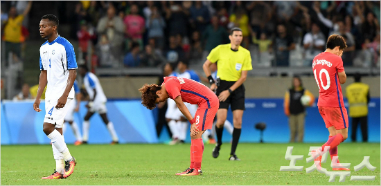 2연속올림픽메달도전에나섰던'신태용호'의약점으로지적됐던불안한수비는결국온두라스와리우올림픽축구남자8강전에서아쉬운패배의원인이됐다.(올림픽사진공동취재단)