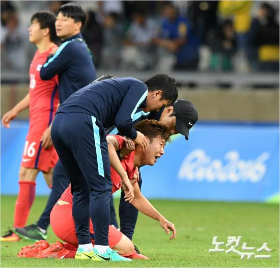 14일브라질벨루오리존치의미네이랑경기장에서열린온두라스와2016리우올림픽남자축구8강에서0-1로패한뒤오열하는손흥민을대표팀스태프가부축하고있다.(올림픽사진공동취재단)