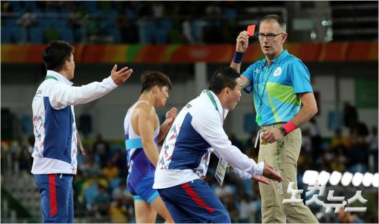14일(한국시각)리우올림픽파크카리오카아레나2에서열린레슬링그레코로만형75kg급16강전에서판정논란끝에김현우가러시아의로만블라소프에게패배하자,안한봉감독이항의하다퇴장명령을받고있다(올림픽사진공동취재단).